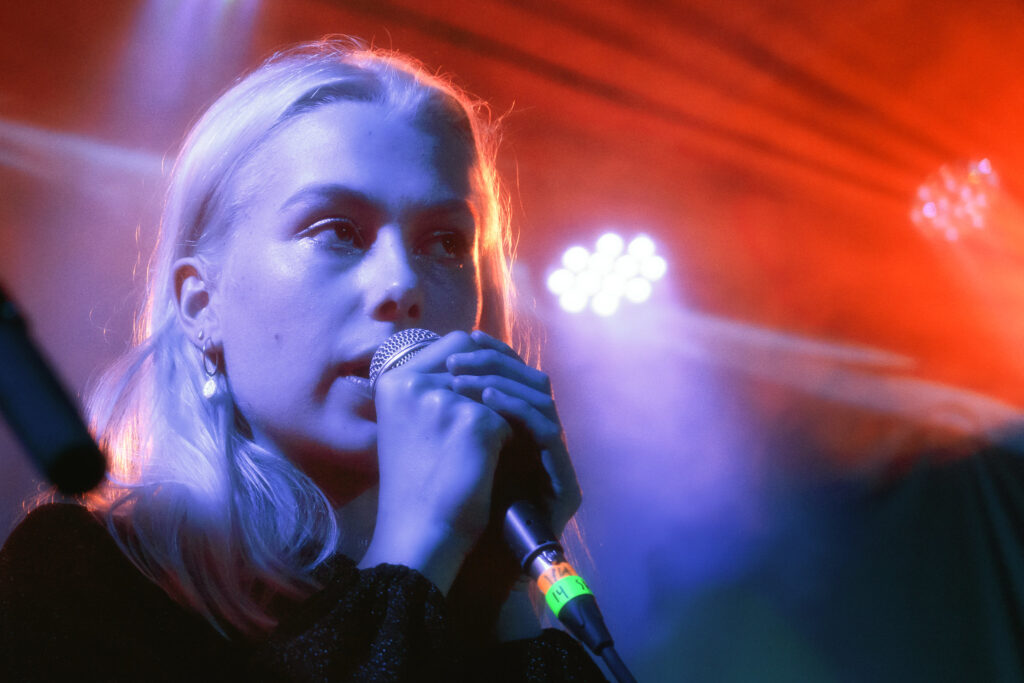 Phoebe Bridgers singing live. (credit: David Lee (cc))