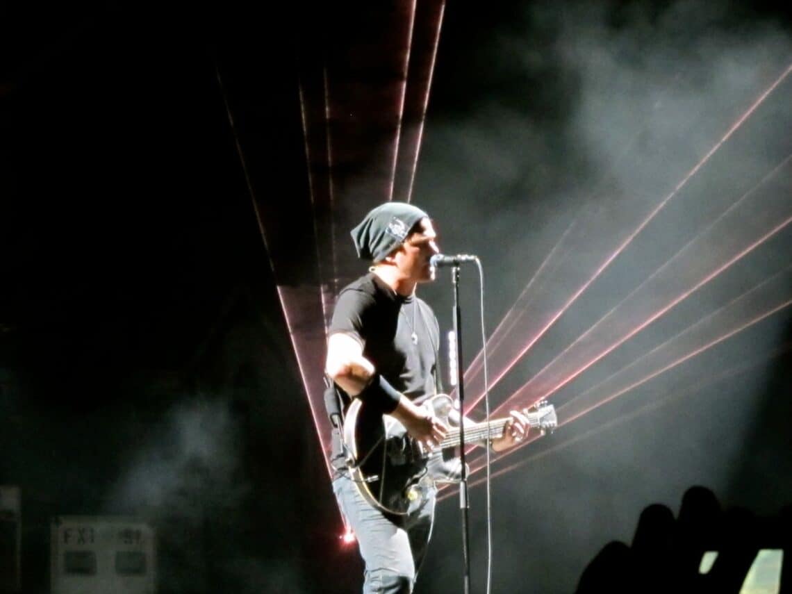 Tom DeLonge Playing his guitar live